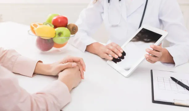 nutritionist-female-doctor-offers-healthy-alternative-to-medicines Prehranski coaching